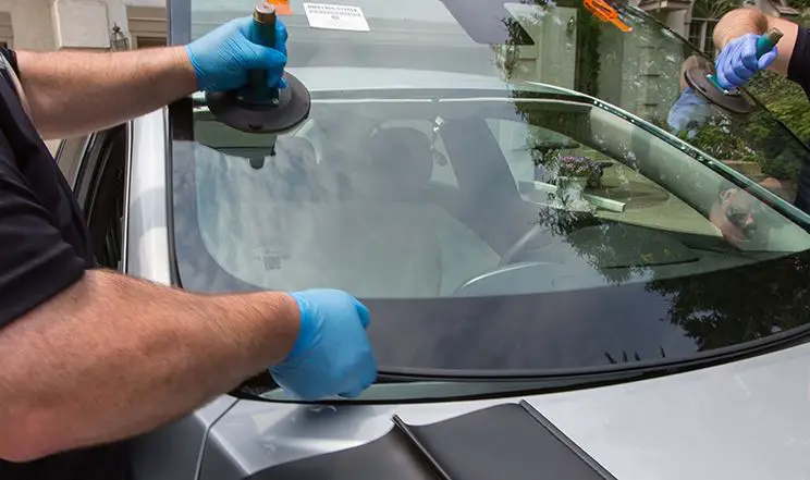 how much does it cost to replace a windshield