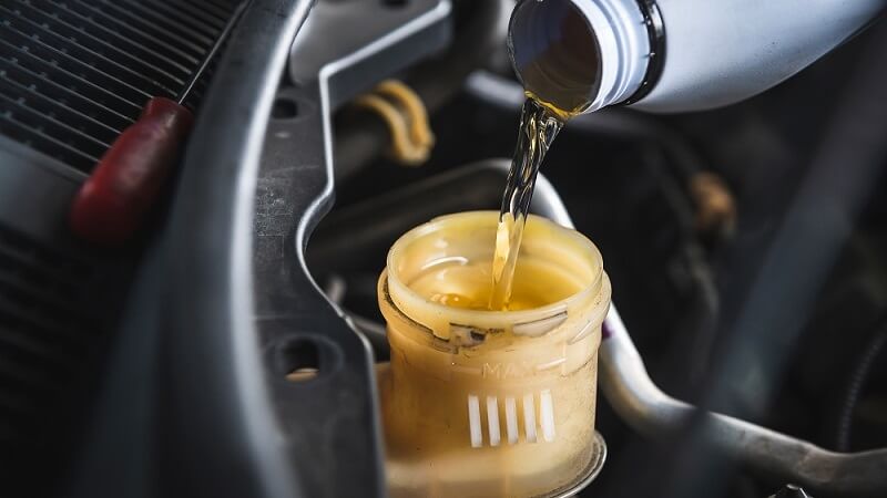 how to check brake fluid level
