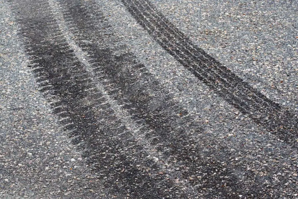 How to Get Tire Shine off Driveway