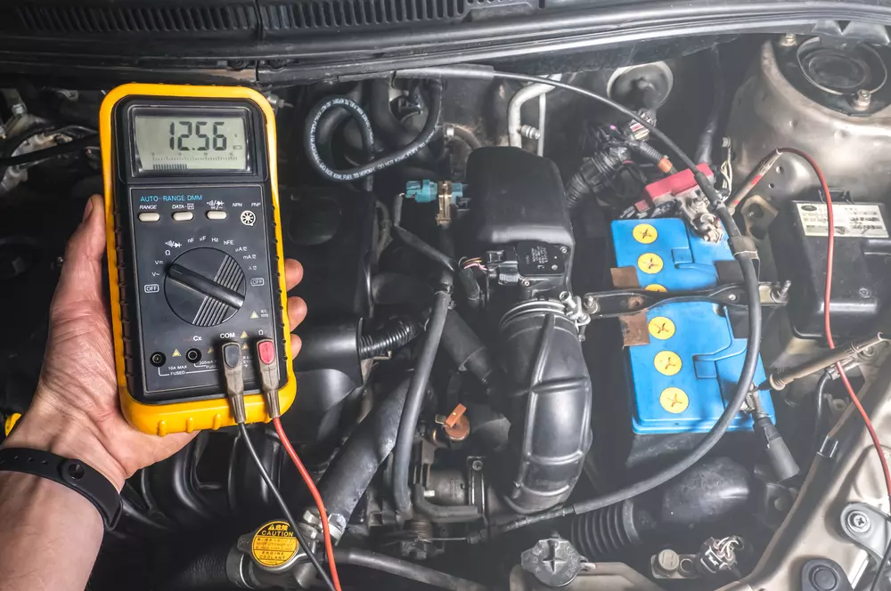 How to Use Voltmeter on Car Battery