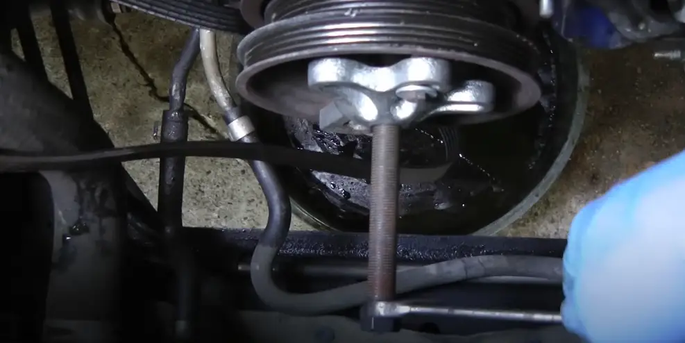 Removing Crankshaft Pulley Without Tool