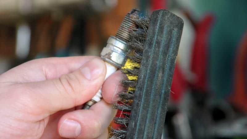 Cleaning spark plugs with brake cleaner