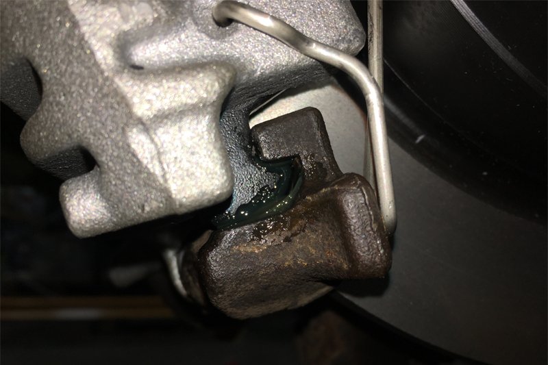 brake pad squealer location 